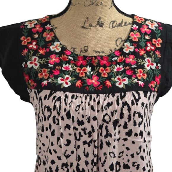 Savanna Jane Floral Embroidered Leopard Print Fiesta Shirt Size Medium - Picture 2 of 7